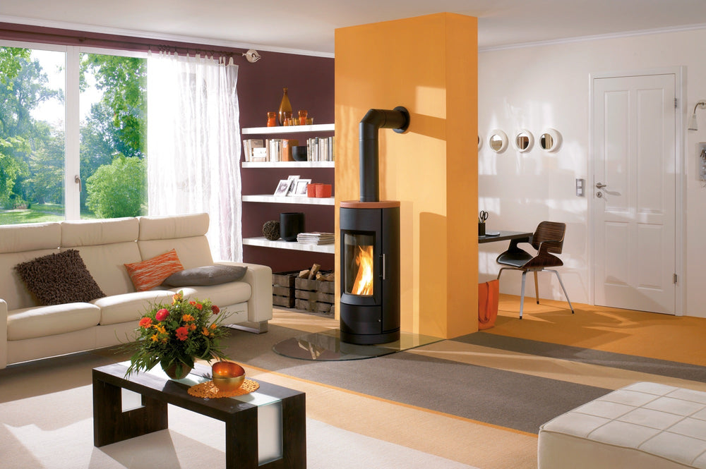 Wohnzimmer mit Kaminofen und orange gestrichener Wand